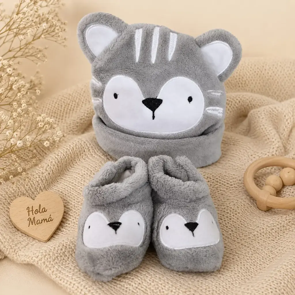 SET DE  GORRA Y ZAPATO GATITO GRIS